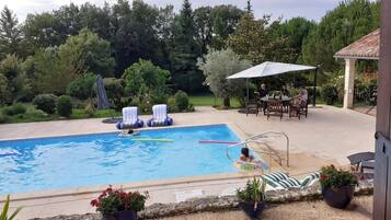 Een buitenzwembad en een verwarmd zwembad