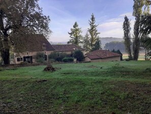 Property grounds - 3 comfortable guest rooms. Elegance to boot! (Saint Amand de Vergt)