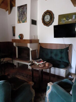 Living area - 3 comfortable guest rooms. Elegance to boot! (Saint Amand de Vergt)