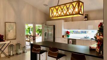 2 bedrooms, travel crib, WiFi