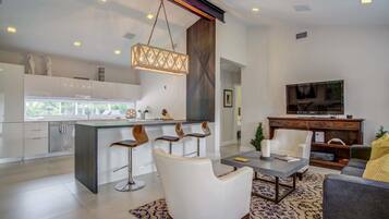 2 bedrooms, travel crib, WiFi