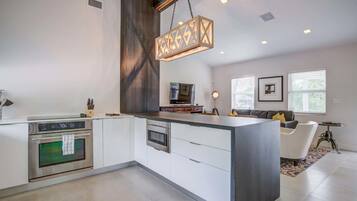 2 bedrooms, travel crib, WiFi