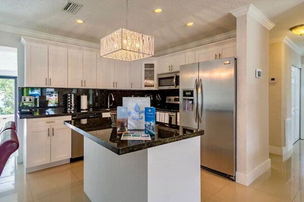 3 bedrooms - Private Quiet Pool House Walking Distance to Wilton Drive (Wilton Manors)