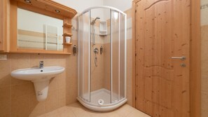 Dusche, kostenlose Toilettenartikel, Haartrockner, Handtücher