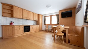Frigorifero, forno, piano cottura, lavastoviglie