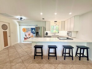 Jääkaappi, mikroaaltouuni, uuni, liesi