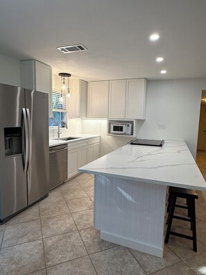 Fridge, microwave, oven, stovetop - AVAILABLE NOW!! FERN COTTAGE! FREE beach parking! Weekly/Monthly/Yearly Rentals! (Naples)