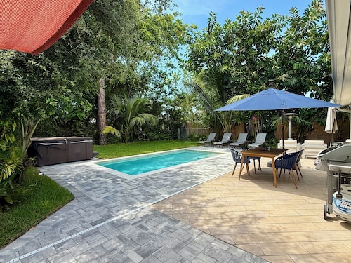 AVAILABLE NOW!! FERN COTTAGE! FREE beach parking! Weekly/Monthly/Yearly Rentals!