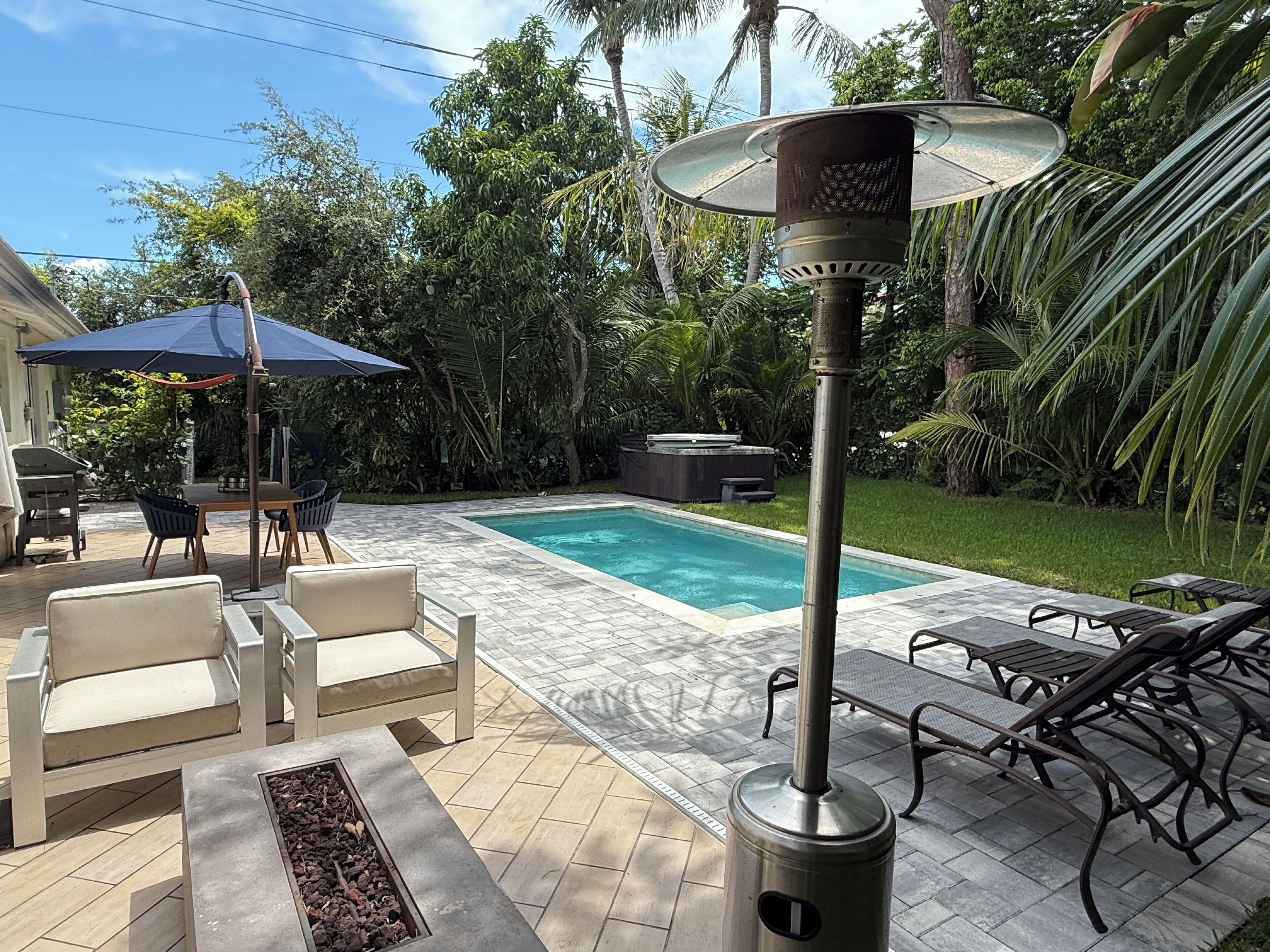 Alberca al aire libre y alberca climatizada