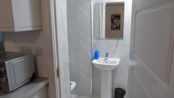 Apartment | Bathroom | Shower, hair dryer, towels, soap