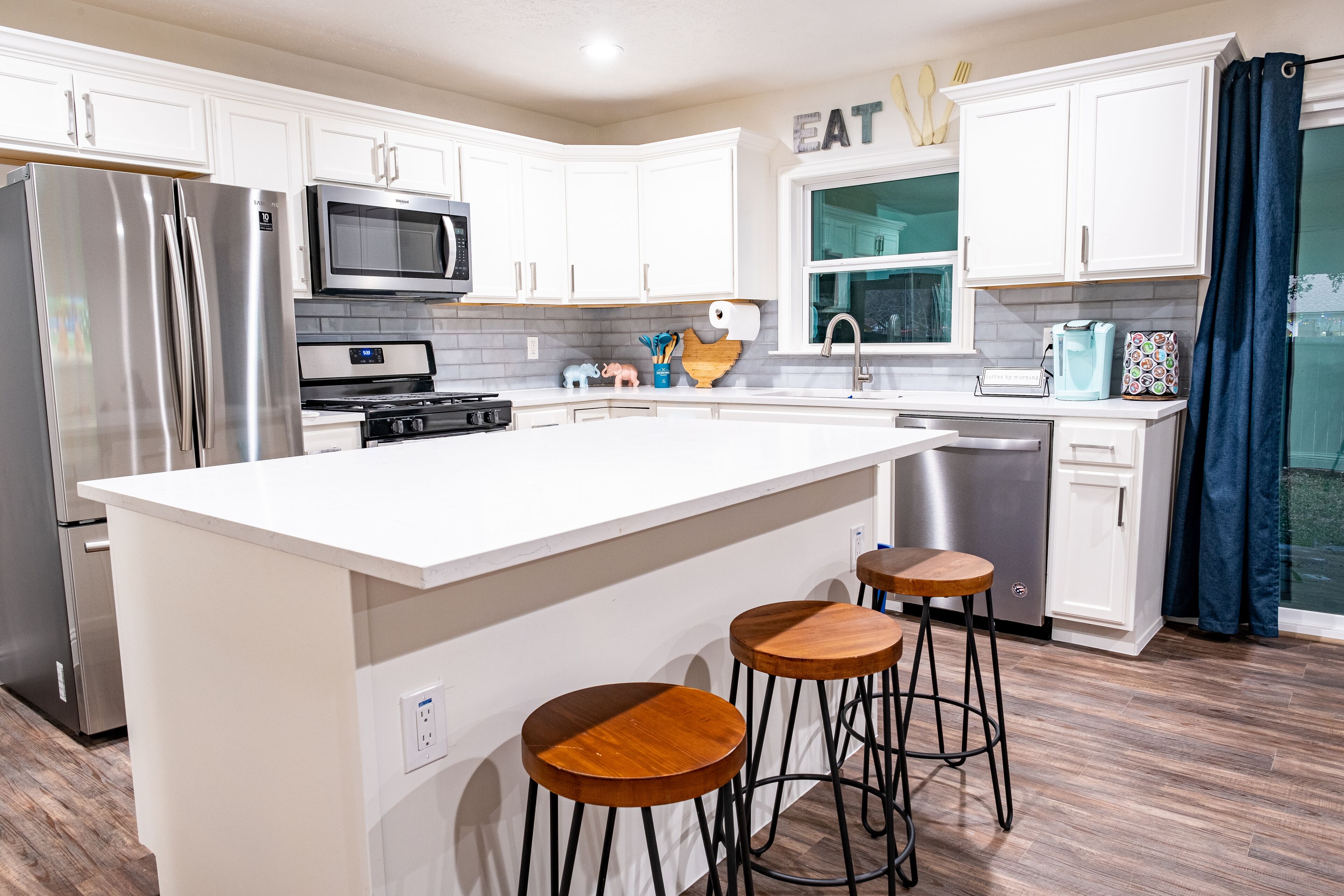 Kjøleskap, mikrobølgeovn, ovn og kokeplater