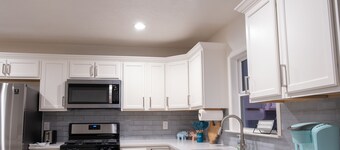 Spacious Serenity: Your Convenient Retreat & Roomy Heaven