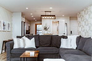 Smart TV, fireplace, stereo
