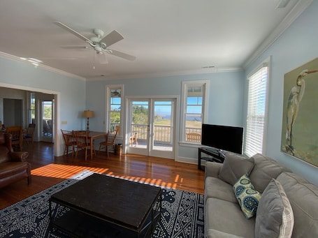 テレビ、書庫. "Cape View" Relaxing home with private dock on the ICW with Lighthouse Views!