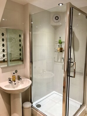 Standard Double Room, Ensuite, Courtyard View (Earl Grey) | Bathroom | Towels - Lucy's Tearoom B&B (Cheltenham)