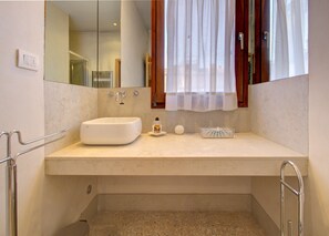 Jetted bath, hair dryer, bidet, towels