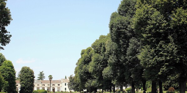 Villa Barbariga com um parque bem cuidado e um extenso relvado.
