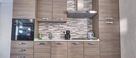 Réfrigérateur, un four, surface de cuisson, cafetiÚre-théiÚre