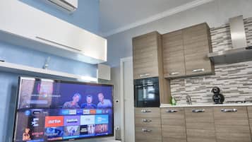 Kühlschrank, Ofen, Herdplatte, Wasserkocher mit Kaffee-/Teezubehör