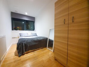 Apartment, Multiple Beds | 3 bedrooms, iron/ironing board, free WiFi, bed sheets - Livestay 3 Bed Apt on 8th Floor With Amazing Views (London)