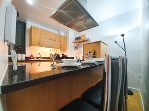 Appartement, plusieurs lits | Cuisine privée | Réfrigérateur, micro-ondes, four, plaque de cuisson