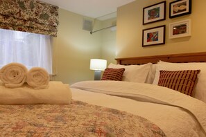 Apartment, 2 Queen Beds | 2 bedrooms, iron/ironing board, free WiFi, bed sheets