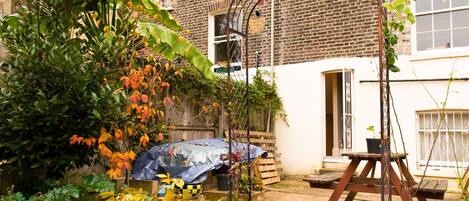 Apartment, 2 Queen Beds | Property grounds