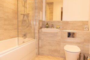 Appartement, 1 grand lit et 1 canapé-lit | Salle de bain | Baignoire et douche séparées, baignoire relaxante profonde