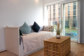 Appartement, 1 grand lit et 1 canapé-lit | Salle de séjour | Téléviseur de 30 po avec télévision par câble
