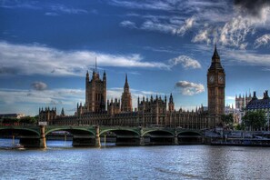 A historic building complex with two prominent towers and a bridge over a river. - Livestay- Trendy 1bed With Balcony in Westminster (London)