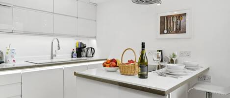 Apartment, 1 Queen Bed with Sofa bed | Private kitchen | Fridge, microwave, oven, stovetop