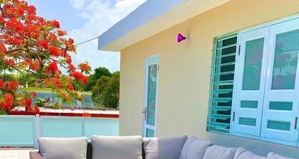 Cozy 2 bedroom apt Newly Renovated 5min from the beach