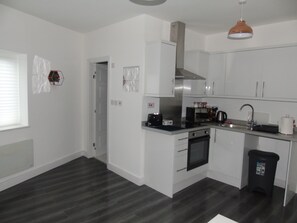 Apartment | Eigene Küche | Kühlschrank, Mikrowelle, Ofen, Herdplatte