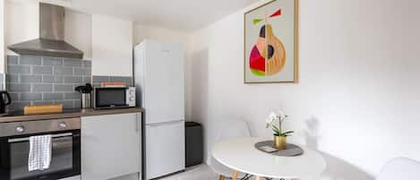 Een koelkast, een microgolfoven, een oven, een broodrooster