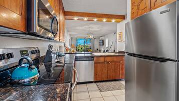 KĂŒhlschrank, Mikrowelle, Ofen, Herdplatte