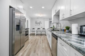 Fridge, microwave, oven, stovetop - Renovated Home in Hollywood (Hollywood)