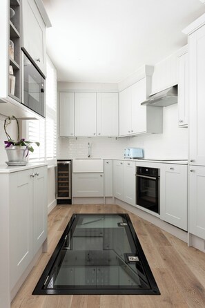 Appartement (2 Bedrooms) | Cuisine privée | Réfrigérateur, four à micro-ondes, un four, surface de cuisson