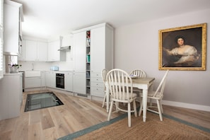 Apartment (2 Bedrooms) | Eigene Küche | Kühlschrank, Mikrowelle, Ofen, Herdplatte