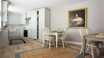 Apartament (2 Bedrooms) | Sala d'estar | Televisor i llar de foc