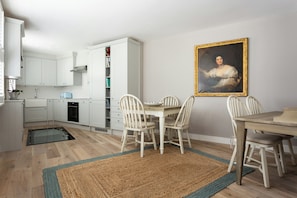 Apartment (2 Bedrooms) | Wohnbereich | Fernseher, Kamin
