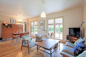 Téléviseur, lecteur de DVD, livres, sélection de films