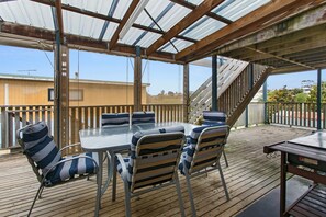 Outdoor dining - Apollo Bay Hideaway - 5-minute walk to the beach! (Apollo Bay)