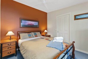 3 bedrooms, desk, iron/ironing board, free WiFi