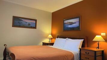 3 bedrooms, desk, iron/ironing board, free WiFi