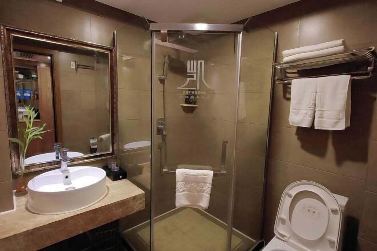 Ein modernes Badezimmer mit einer Glasdusche, einem Waschbecken und einer Toilette.