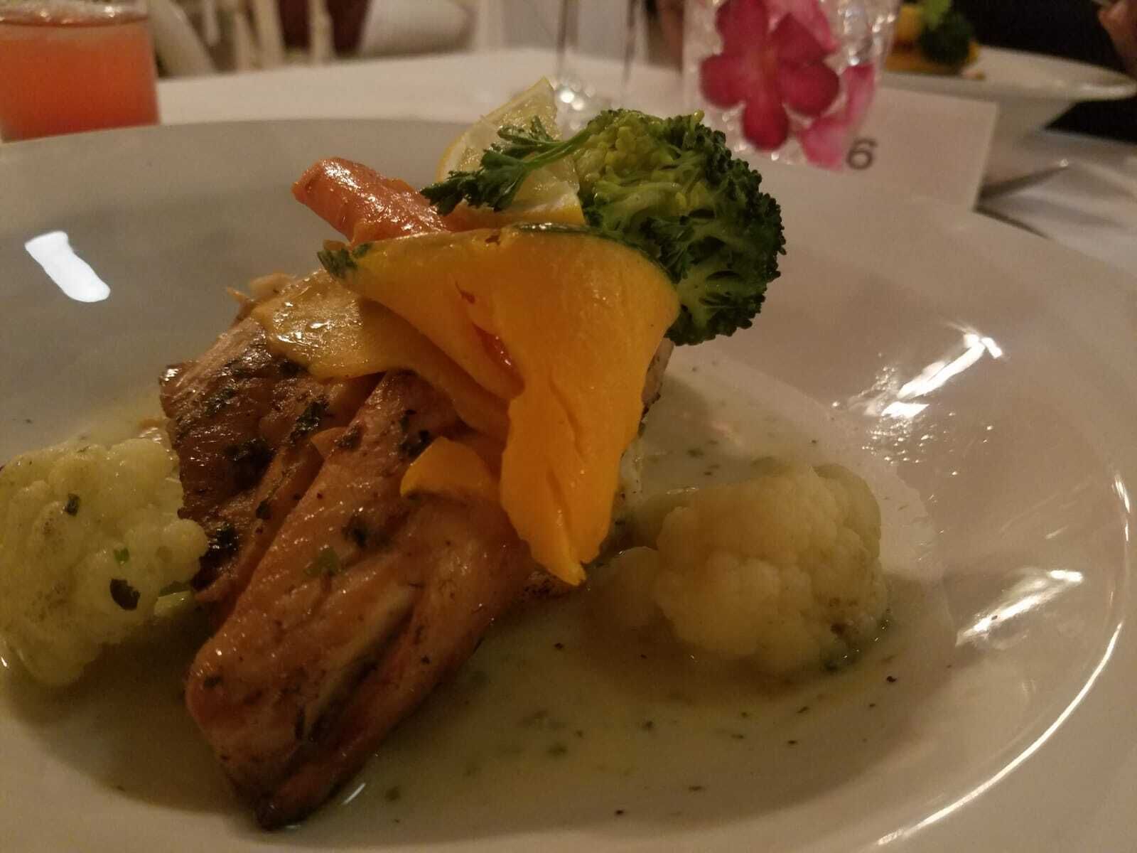 Ein Teller mit Fleisch, Kartoffelpüree und gedünstetem Gemüse.