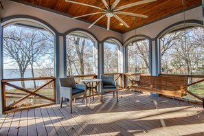 Outdoor dining - Fun 3 Bedroom Lakehouse (Oak Point)