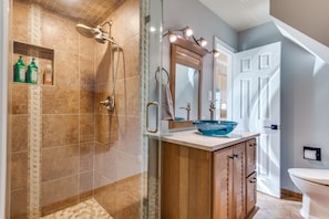 Shower, jetted bath, towels, soap - Fun 3 Bedroom Lakehouse (Oak Point)