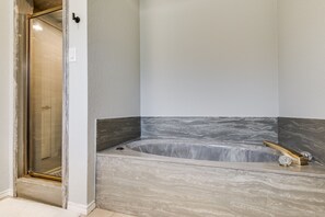 Shower, jetted bath, towels, soap - Fun 3 Bedroom Lakehouse (Oak Point)