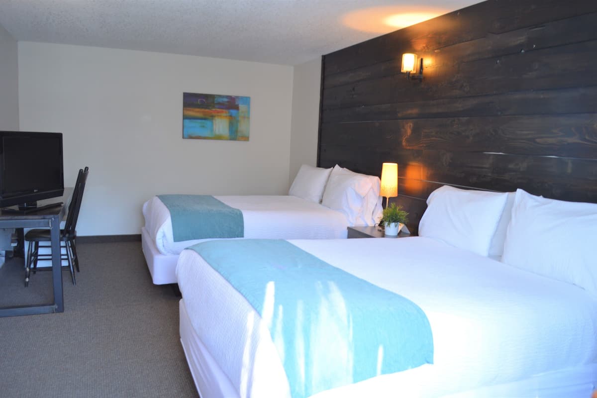 Queen Muskoka | Desk, free WiFi, bed sheets
